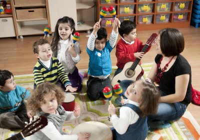 Das Foto zeigt spielende Kinder in einem Kindergarten.