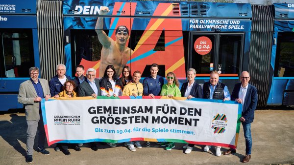 Gruppenfoto vor der Straßenbahn