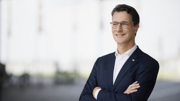 Porträtfoto von Ministerpräsident Hendrik Wüst