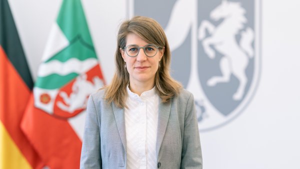 Porträtfoto von Ministerin Verena Schäffer