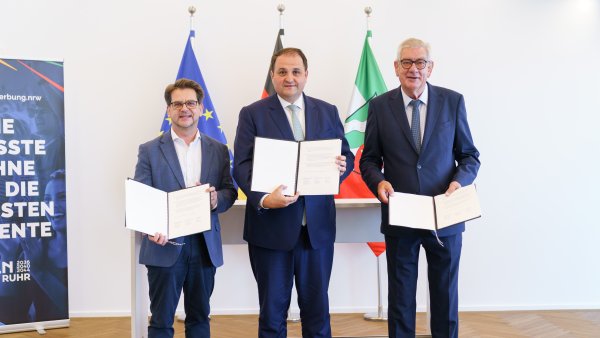 Die 3 Vertreter halten die unterzeichnete Erklärung hoch