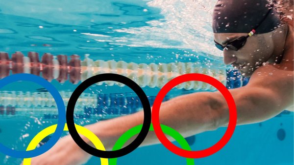 Ein Schwimmer unter Wasser mit den Olympischen Ringen
