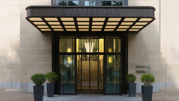 Der Eingang der Staatskanzlei mit den Absenderkennungen des Ministerpräsidenten sowie des Europaministers als Schilder an der Wand des Eingangsbereichs