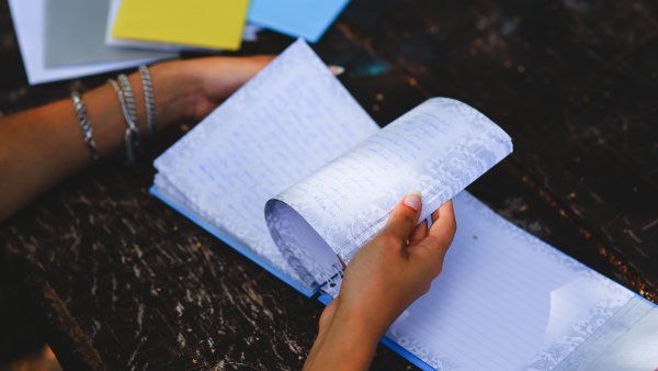 Bild Notzblock blättern Hand