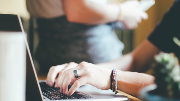 Bild Hände Frau am Laptop