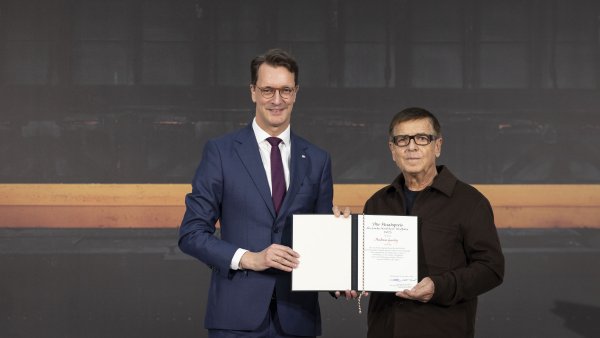 Ministerpräsident Hendrik Wüst und Andreas Gursky posieren mit der Urkunde