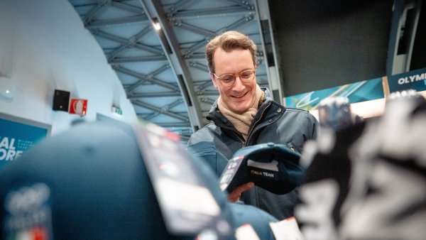 Ministerpräsident besucht das Eishockey Vorrundenspiel der Frauen, Deutschland – Italien