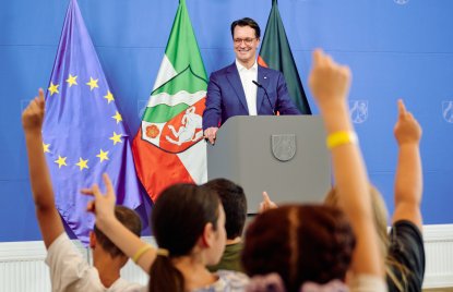 Kinder-Pressekonferenz: Kinder heben den Arm um eine Frage zu stellen