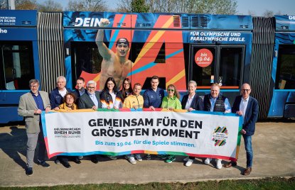 Gruppenfoto vor der Straßenbahn
