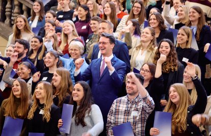 Ministerpräsident Wüst und Schulministerin Feller begrüßen in Düsseldorf mehr als 100 neue Lehramtsanwärterinnen und Lehramtsanwärter