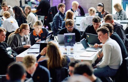 Erster „AzubiTrain“ – Hackathon unterstützt Auszubildende beim verantwortungsvollen Umgang mit Künstlicher Intelligenz