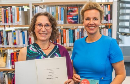 Ministerin Brandes mit Preisträgerin Tanya Lieske