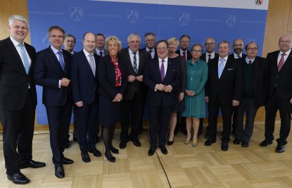 Gruppenbild mit Ministerpräsident Armin Laschet