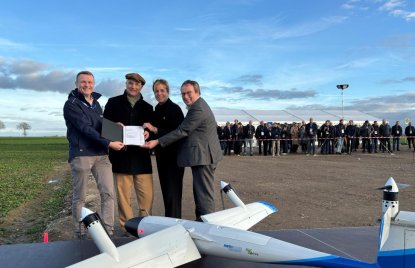 Gruppenfoto auf einem Drohnen-Fligplatz