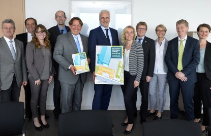 Wirtschaftsminister Garrelt Duin nimmt Abschlussbericht der Potenzialanalyse für den Standort Ibbenbüren entgegen