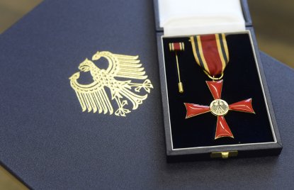 Verdienstkreuz am Bande des Verdienstordens der Bundesrepublik Deutschland an Leonhard Kuckart