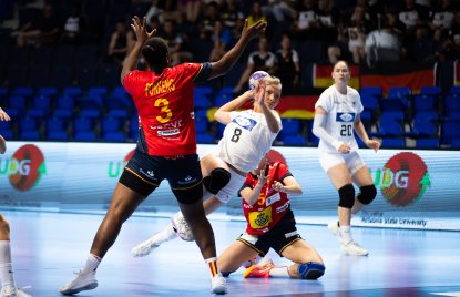 Spielerinnen der deutschen Handball-Nationalmannschaft in weißen Trikots spielen Handball gegen Spielerinnen in rot-schwarz