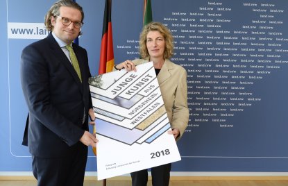 Staatskanzlei und Folkwang Universität der Künste Essen stellen den Fotografie-Kalender 2018 vor
