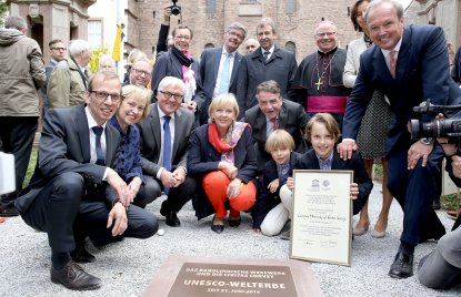 Das Bild zeigt Ministerpräsidentin Kraft in der Mitte sowie weitere Personen bei der Urkundenübergabe.