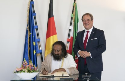 Ministerpräsident Laschet begrüßt den internationalen Friedensbotschafter Sri Sri Ravi Shankar im Landeshaus
