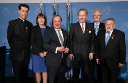 Ministerpräsident Laschet händigt engagierten Bürgern den Bundesverdienstorden aus