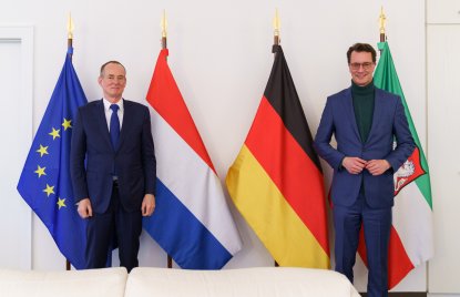 Gruppenfoto vort Flaggen