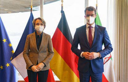 Gemeinsames Foto vor Flaggen