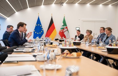 Ministerpräsident Hendrik Wüst im Austausch mit Einsamkeitsexperten der Enquetekommission Einsamkeit