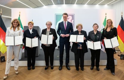 Ministerpräsident Hendrik Wüst verleiht den Verdienstorden des Landes Nordrhein-Westfalen an sechs Bürgerinnen