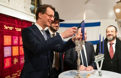 Ministerpräsident Hendrik Wüst entzündet in der Synagoge Düsseldorf die erste der acht Kerzen des Chanukkia