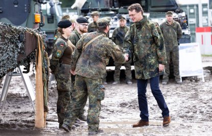 Weihnachtspost an Einsatzkräfte im Ausland: Ministerpräsident Hendrik Wüst würdigt ihren besonderen Einsatz