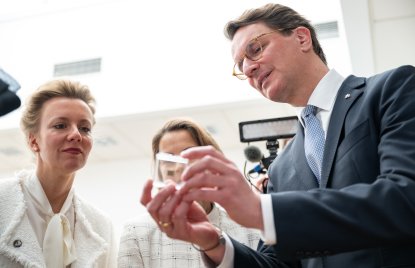 Ministerpräsident Hendrik Wüst und Ministerin Ina Brandes besuchen eleQtron-Superrechner in Siegen