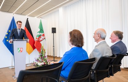 Ministerpräsident Wüst händigt den Bundesverdienstorden an drei Persönlichkeiten aus