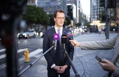 Ministerpräsident Hendrik Wüst gibt ein Pressestatement in Los Angeles