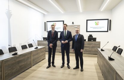 Gruppenfoto im Gerichtssaal