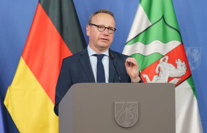 Der Justizminister am Rednerpult während der Pressekonferenz