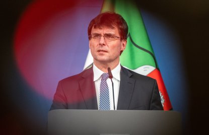 Finanzminister Dr. Marcus Optendrenk steht am Rednerpult