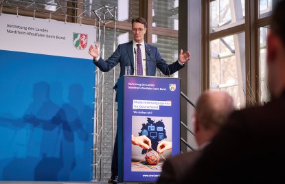 Ministerpräsident Hendrik Wüst während seiner Keynote auf der Bühne