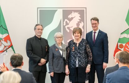 Ministerpräsident Hendrik Wüst übergibt den Bundesverdienstorden an drei Persönlichkeiten aus Nordrhein-Westfalen