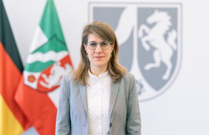 Porträtfoto von Ministerin Verena Schäffer