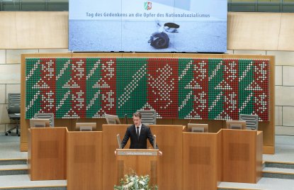 MP Wüst während seiner Rede im Plenarsaal