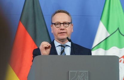 Minister Limbach am Rednerpult auf einer Bühne