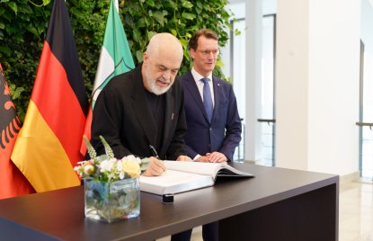Eintrag in das Gästebuch der Landesregierung
