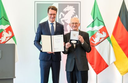 Pfarrer Franz Meurer aus Köln erhält Mevlüde-Genç-Medaille von Ministerpräsident Wüst