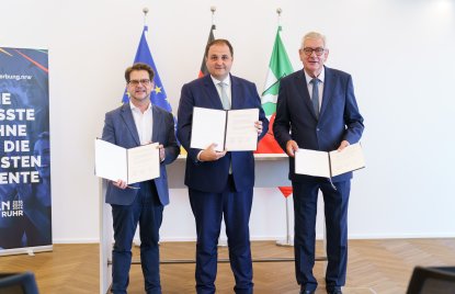 Die 3 Vertreter halten die unterzeichnete Erklärung hoch
