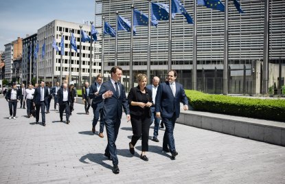 MP Wüst, Wirtschaftsministerin Neubaur und Europaminister Liminski gehen zum Berlaymont-Gebäude in Brüssel, im Hintergrund die Delegation