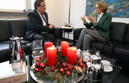 Ministerpräsident Armin Laschet im Gespräch mit der Botschafterin Frankreichs, vorne auf dem Tisch ein Adventskranz mit drei brennenden Kerzen.