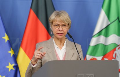 Ministerin Feller beantwortet Fragen am Rednerpult