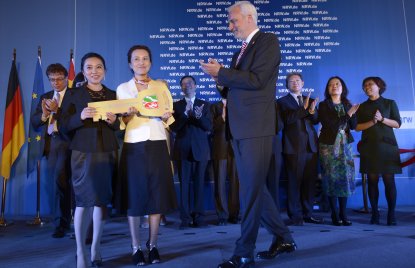 Wirtschaftsminister Garrelt Duin überreicht symbolisch einen Schlüssel and LIU Donna, der Leiterin, der neuen Repräsentanz NRW.INVEST Sichuan in Chengdu, China