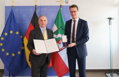 Ministerpräsident Wüst händigt Hendrik Snoek den Bundesverdienstorden aus